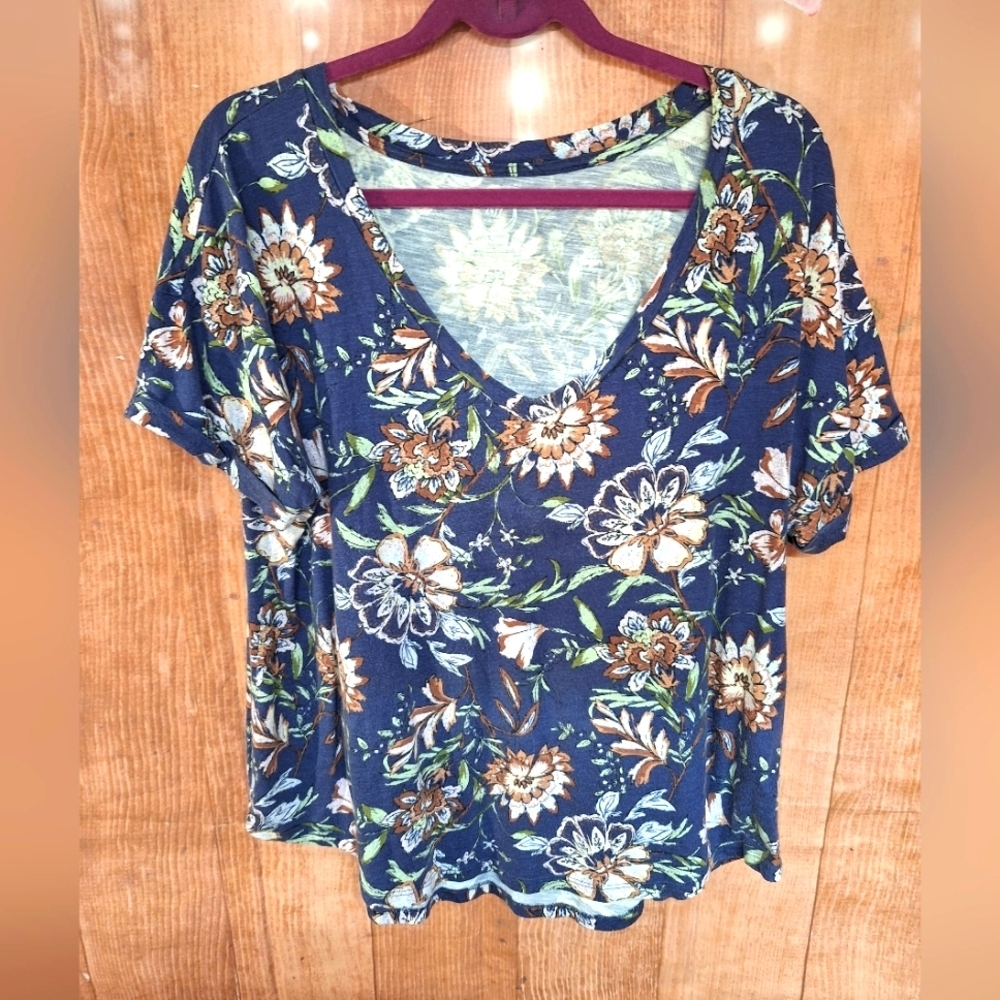 MAURICES SIZE XL BLUE FLORAL PRINT TOP